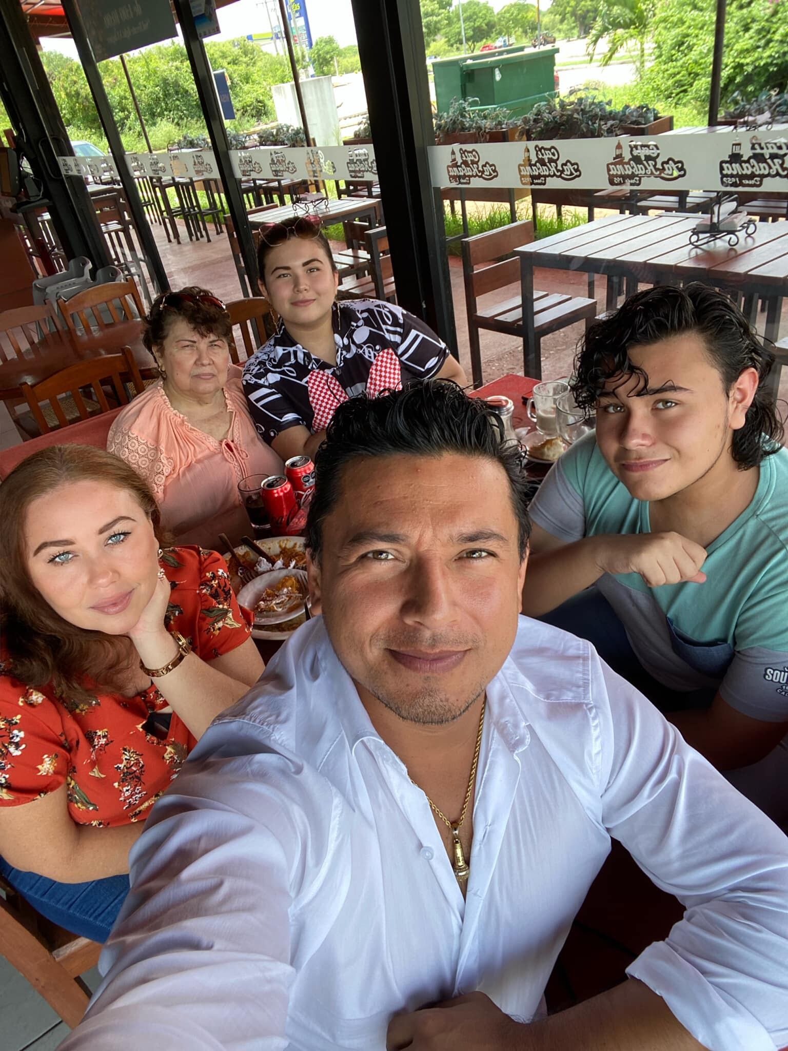 Pierre David Sansores y su familia.