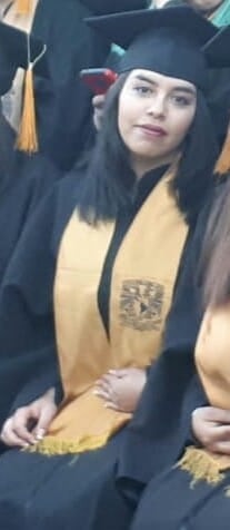 Vero se tomó su foto de generación en la UNAM en 2019.