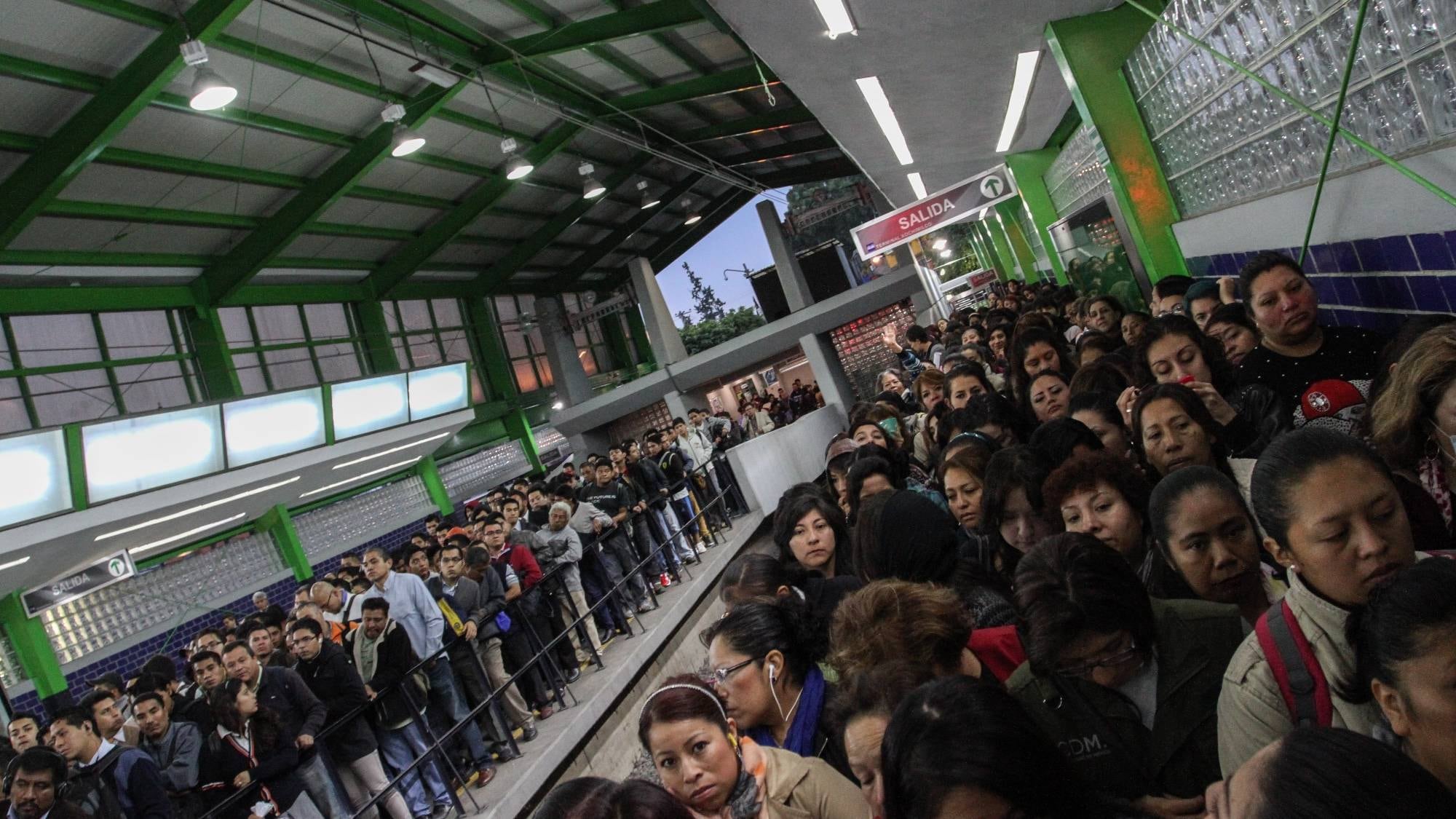 Terminal Taxqueña del Tren Ligero, en una hora pico.
