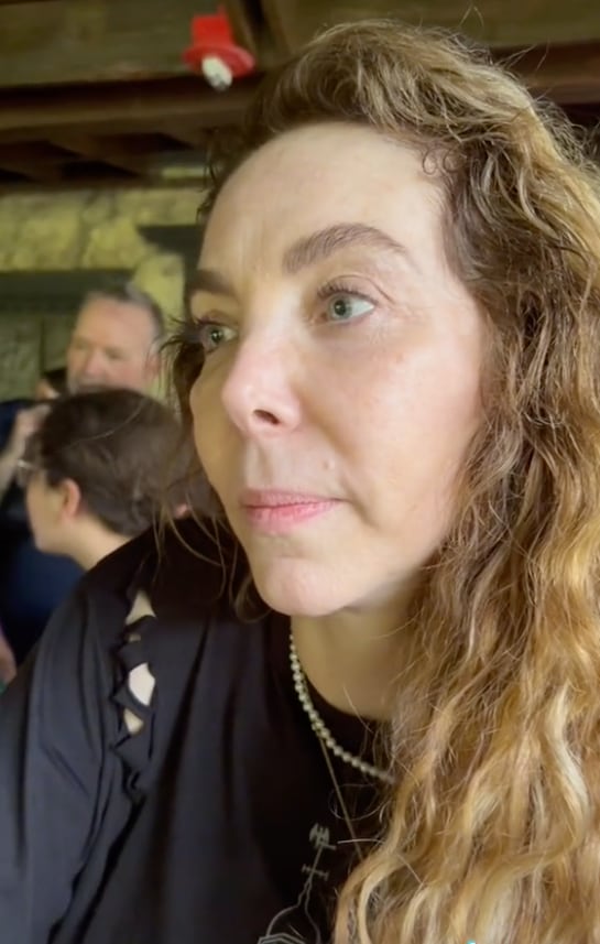 Belinda Schüll antes de entrar en pánico por un juego mecánico.