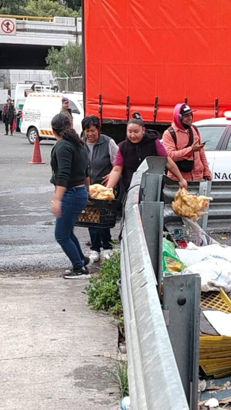 Tráiler vuelva en Ecatepec y ciudadanos saquean 20 toneladas de pollo congelado