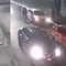 VIDEO: Motociclista ataca a mujer en Iztapalapa; automovilistas lo detienen y entregan a la policía