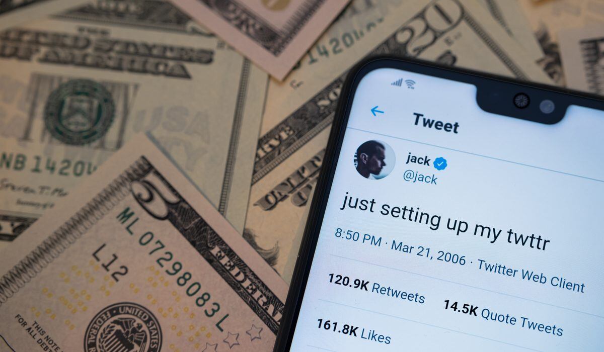 Buscan vender el NFT del primer tuit de la historia