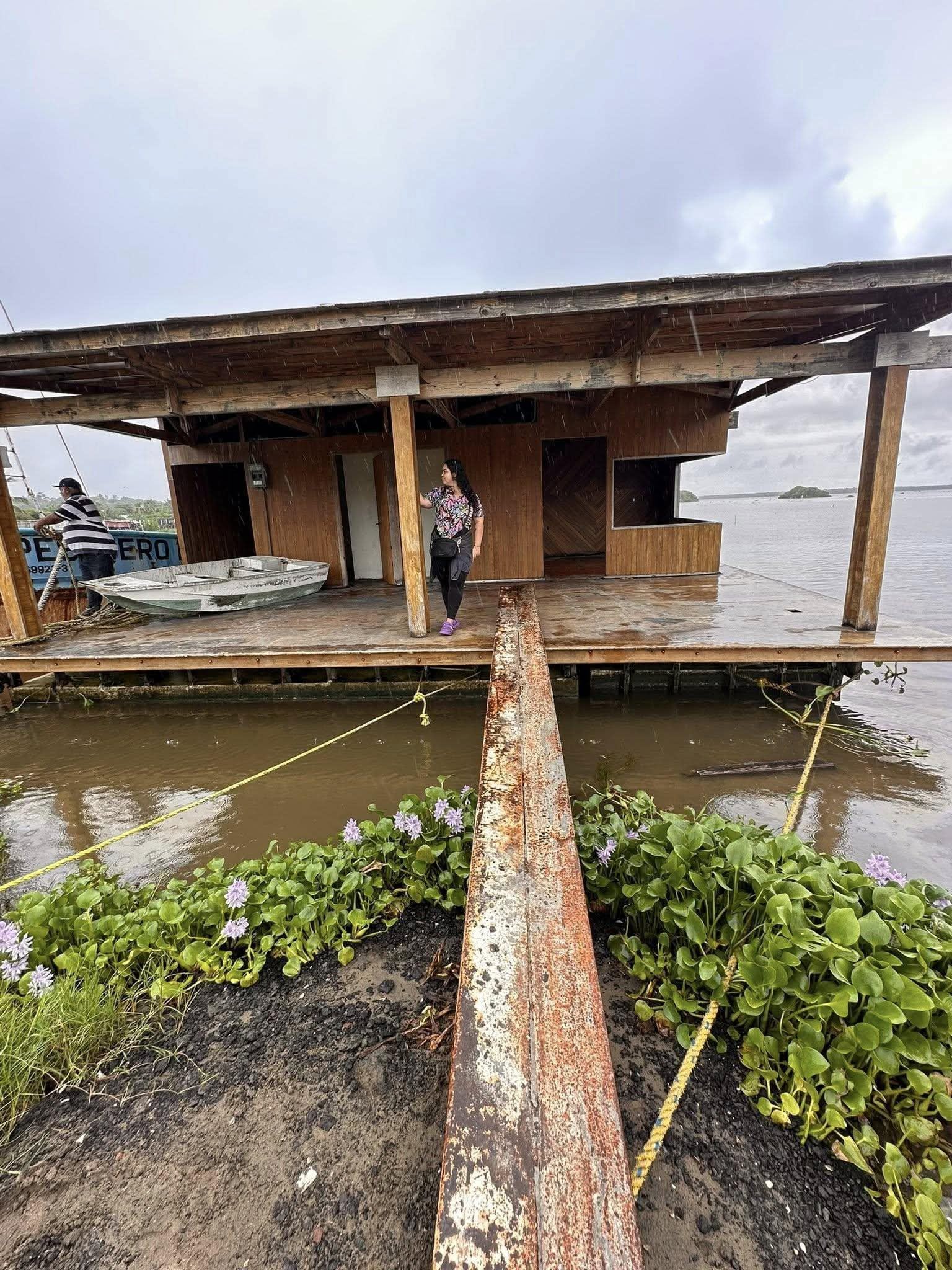Restaurante El Atracadero de Tuxpan, Veracruz luego de haber nevegado por el Golfo de México.