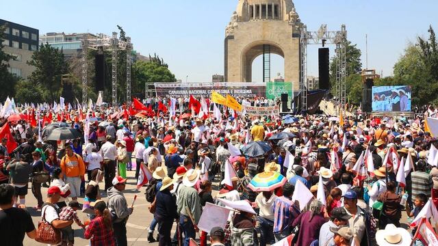 Mitin de campesinos en el Monumento a la Revolución. Advertencias.