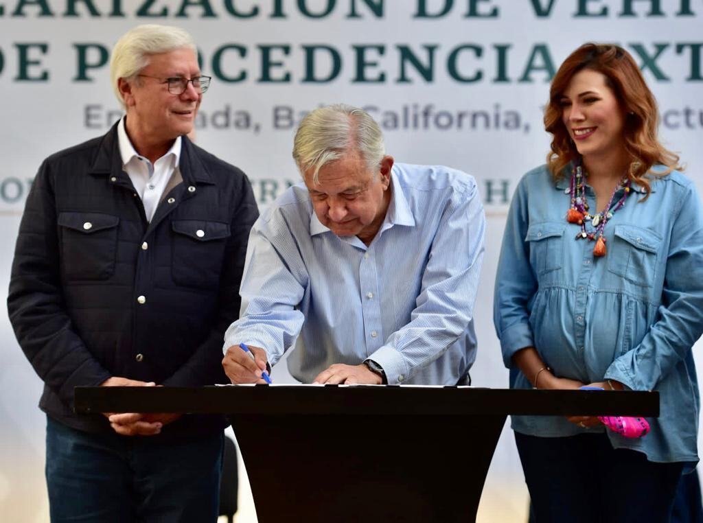 Firma del decreto en Ensenada