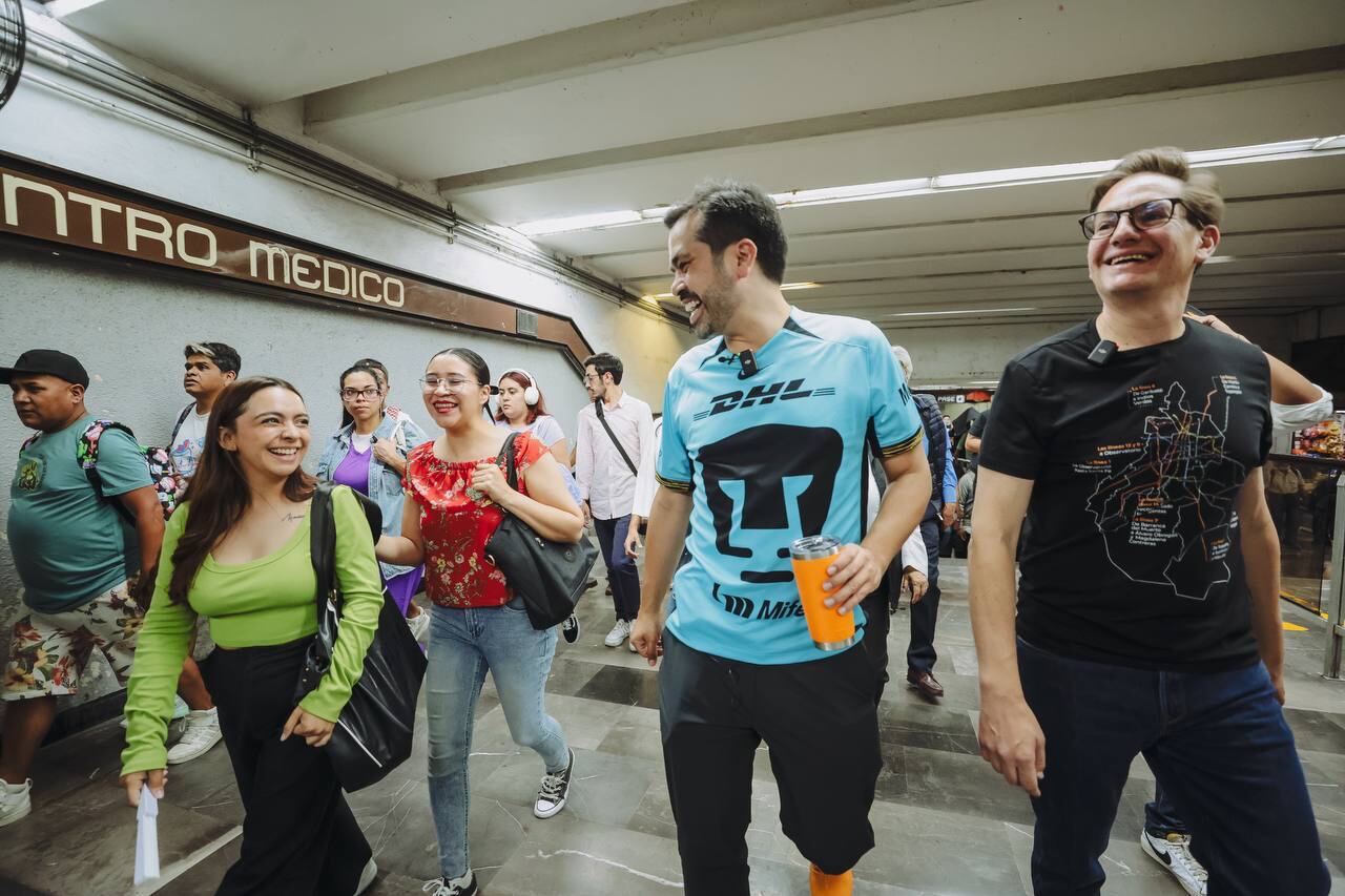 Jorge Álvarez Máynez recorre solo una estación del Metro CDMX