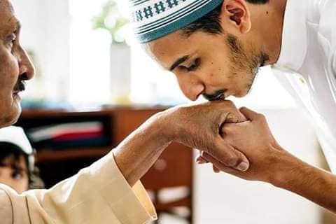 Beso en la mano, tradición de Turquía