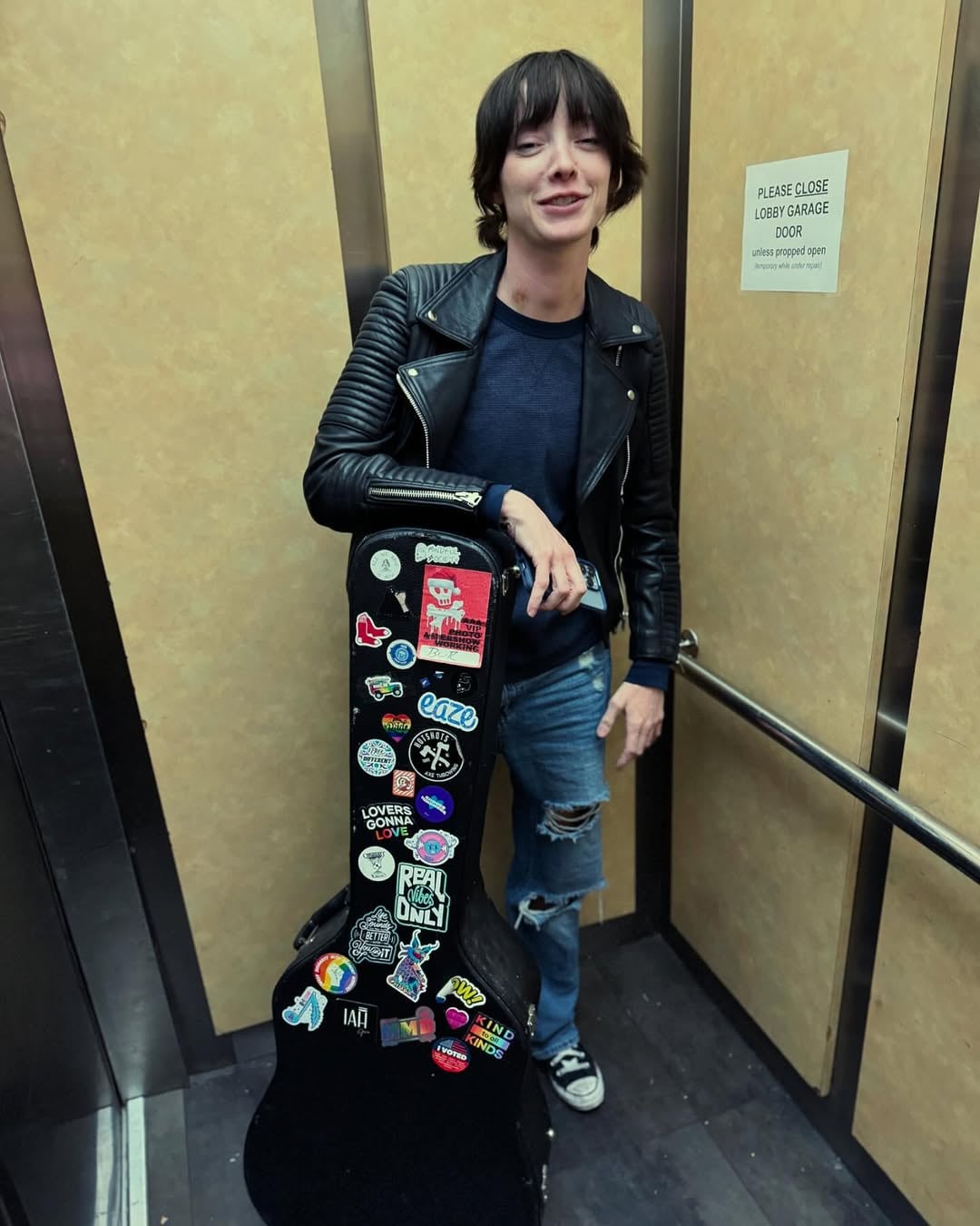 Emma Dumont siendo Nick Dumont tras compartirse trans y no binario.