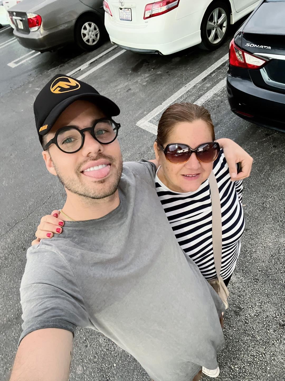 William Valdés con su mamá, quien vive en Miami.