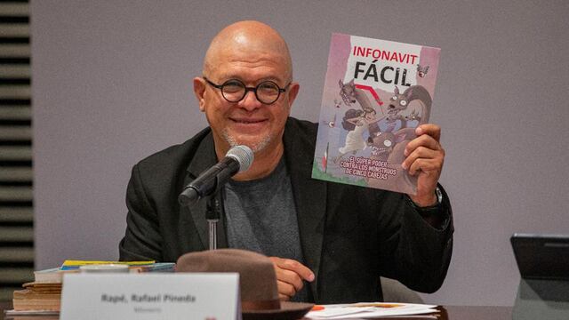 Monero Rapé sostiene un ejemplar de Infonavit fácil
