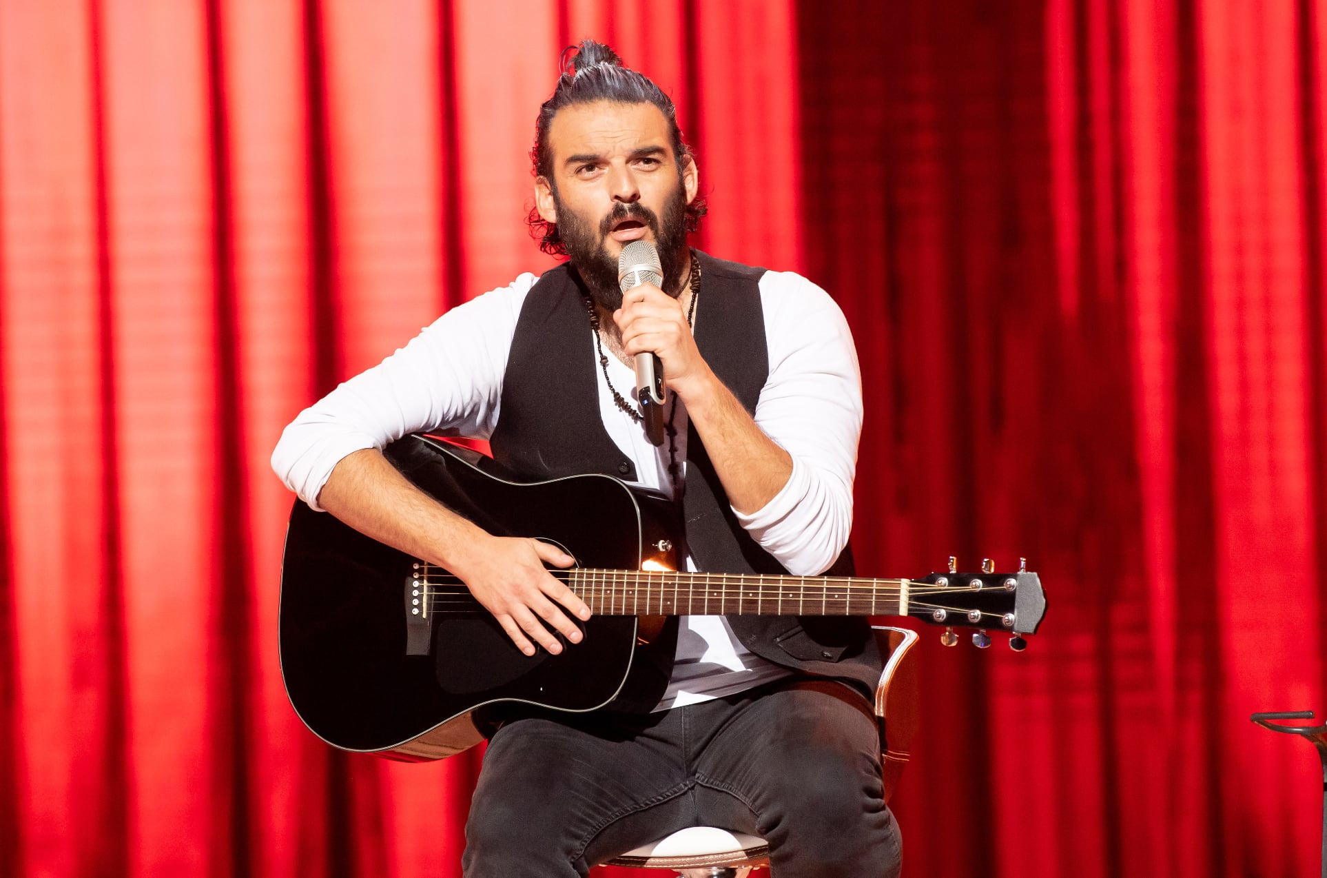 Sebastián Alarcón como Ricardo Arjona, El Retador