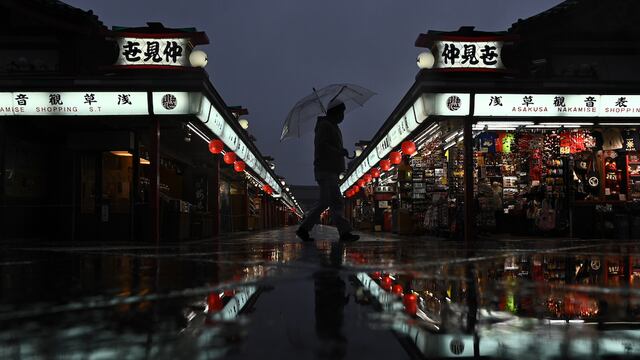 Un hombre camina por una calle vacía en Japón