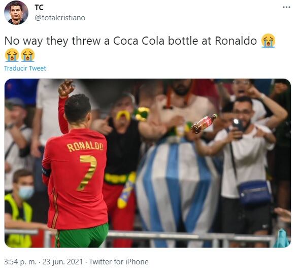 Avientan botella de Coca-Cola a Cristiano Ronaldo