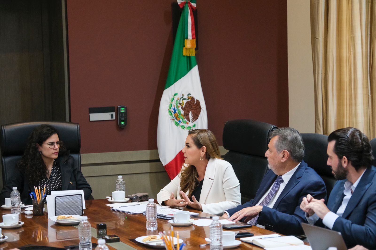 Reunión Luisa María Alcalde y Mara Lezama Reunión Luisa María Alcalde y Mara Lezama