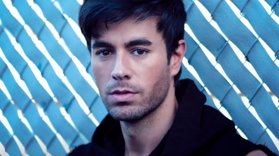 Critican a Enrique Iglesias por columpiar a su hijo en un balcón (VIDEO)