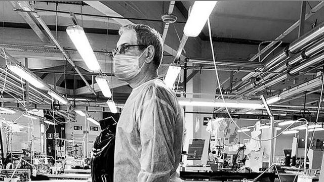 Armani fabrica batas desechables