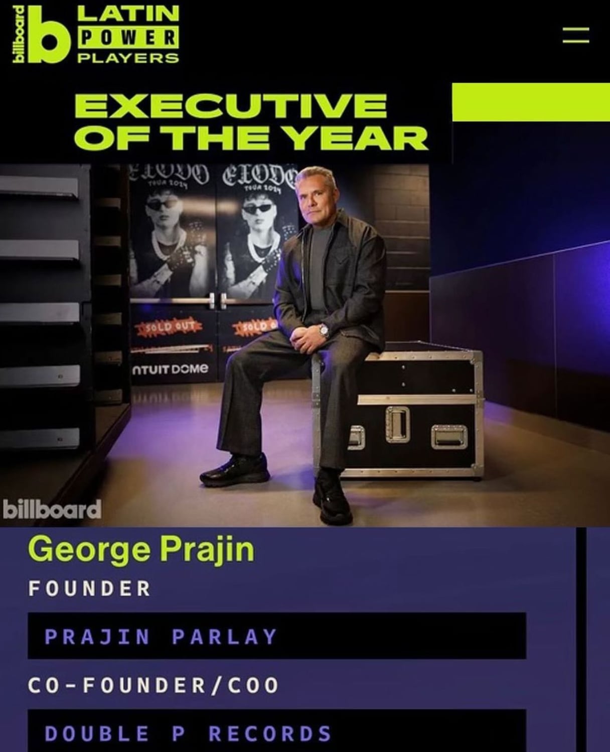Peso Pluma le entrega a George Prajin el premio de Ejecutivo del Año de Billboard