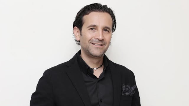 Eduardo Massé, quien trabajó 8 años con con el reconocido coach Tony Robbins, y es autor de dos libros sobre el tema, se enfoca en incrementar la productividad de las empresas mediante la elevación del nivel de autoestima de los directores de las organizaciones.