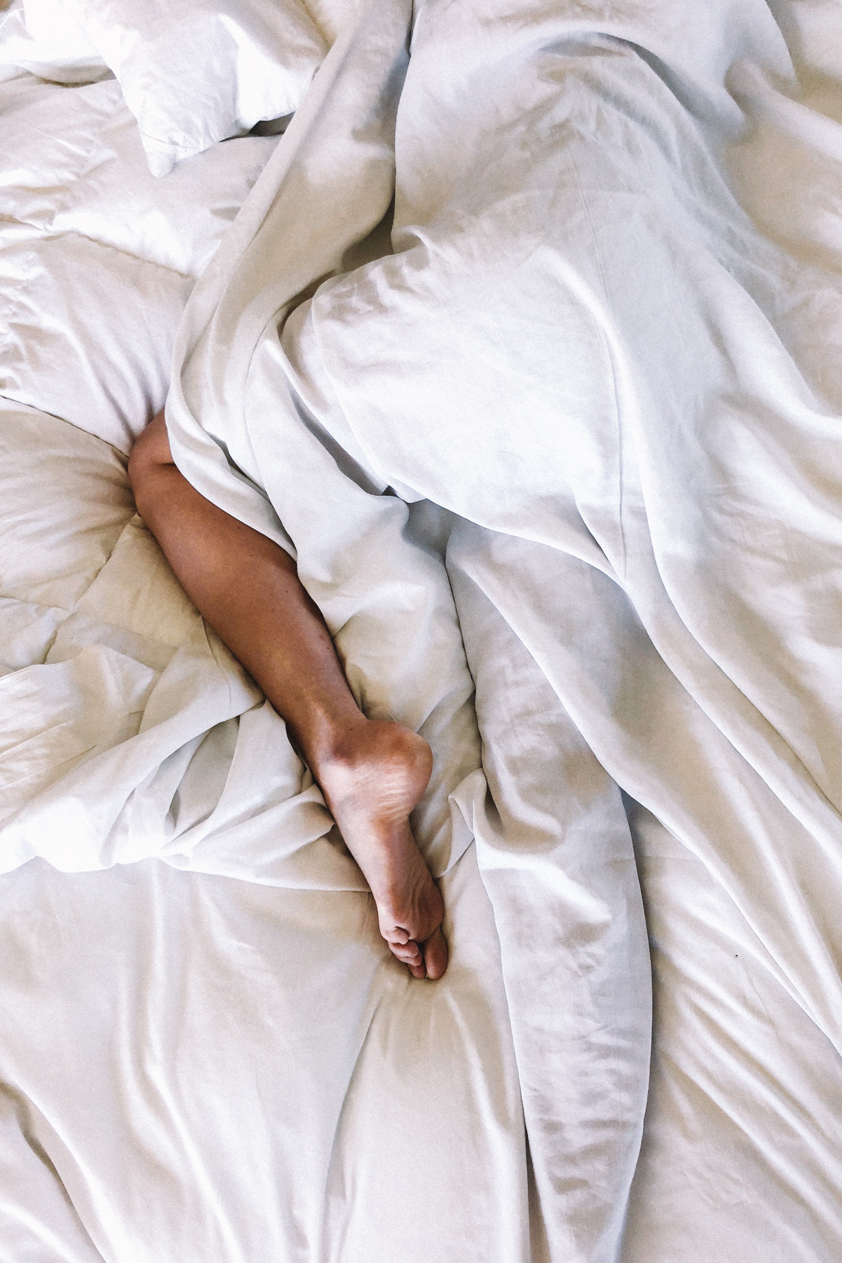 Mujer sobre una cama