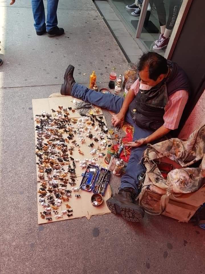 Señor que hace perros en miniatura en el Metro Ermita