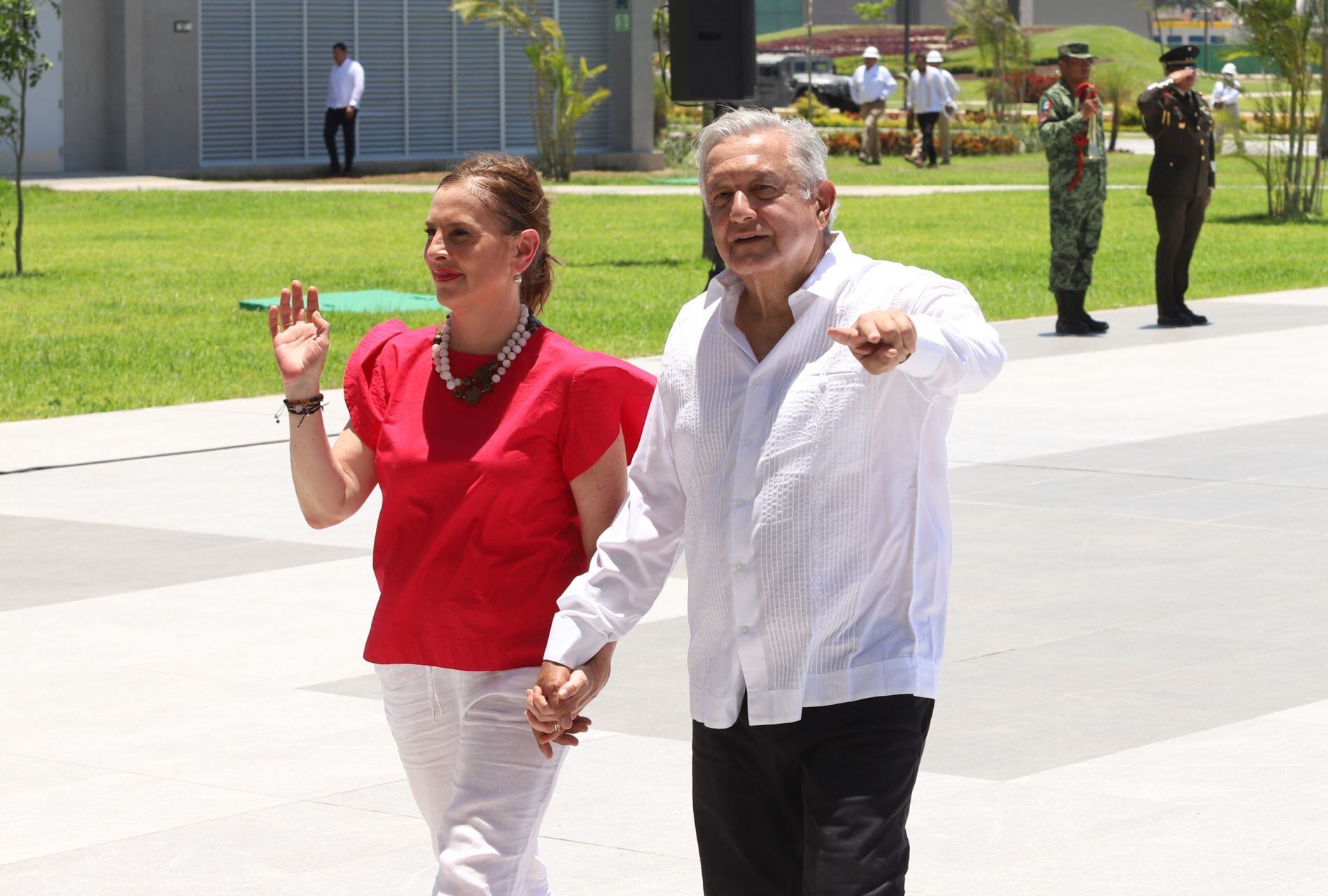 AMLO y Beatriz Gutiérrez en refinería Olmeca Dos Bocas