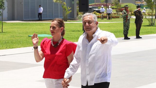 AMLO y Beatriz Gutiérrez en refinería Olmeca Dos Bocas