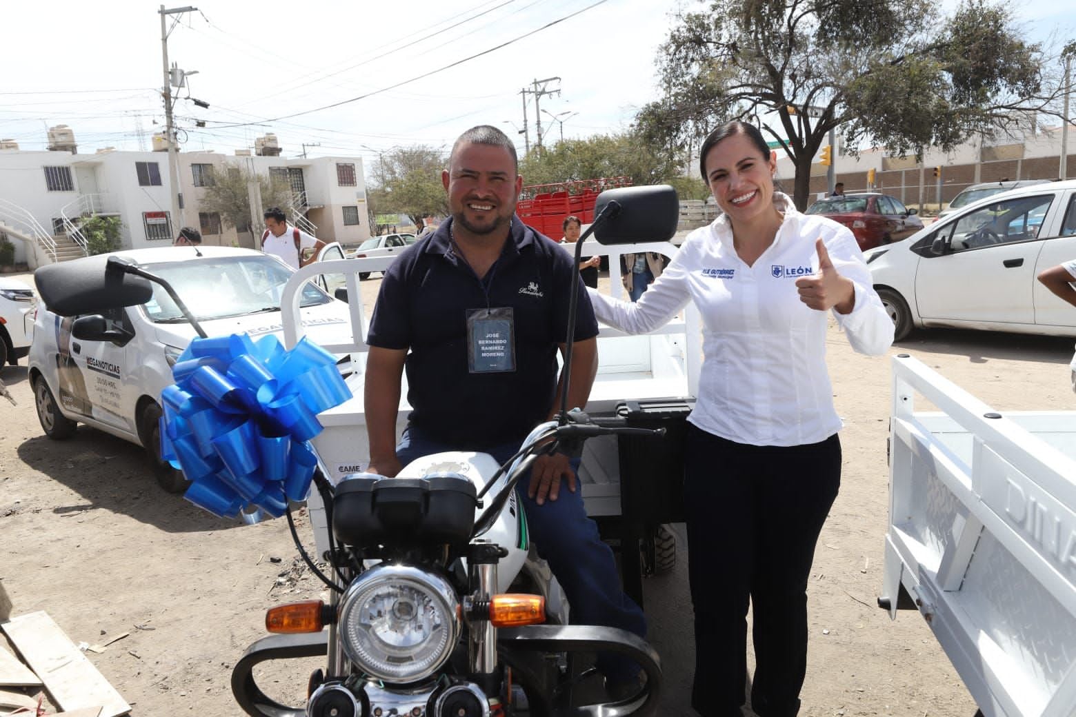 Presidenta municipal de León, Guanajuato, en el intercambio de animales de arrastre por motos de carga