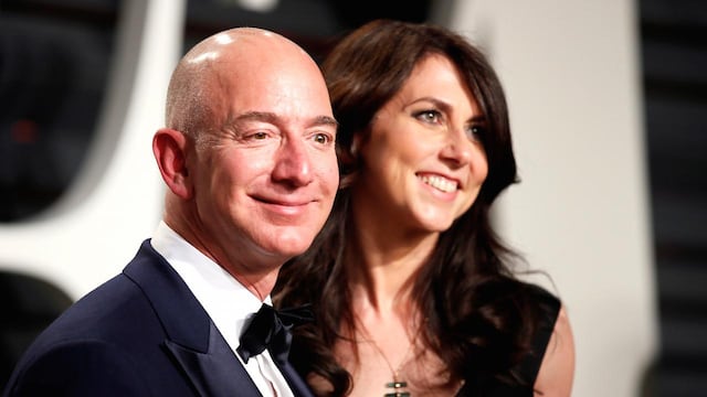 El fundador de Amazon, Jeff Bezos, y su esposa MacKenzie.