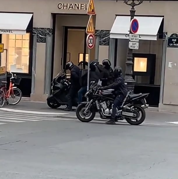 Asaltan boutique de Chanel en París