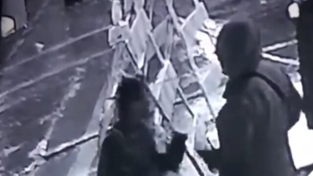 Un video captó el ataque que es investigado como crimen de odio.