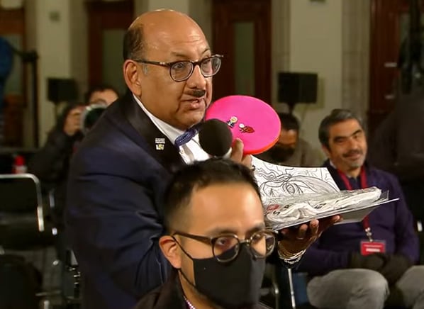 Lord Molécula lleva regalos a AMLO