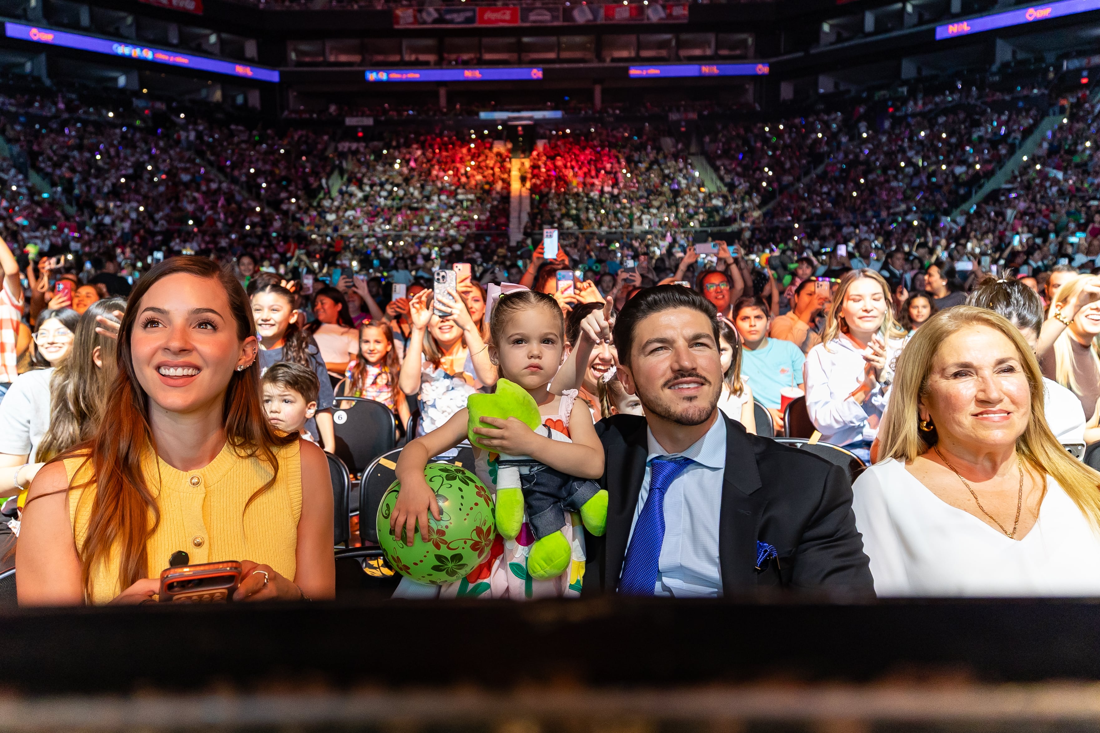 Nuevo León festeja a la niñez con Samuel García, Mariana Rodríguez y Lara Campos.