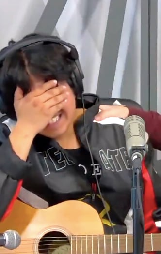 Macario Martínez llora al escuchar su canción en la radio