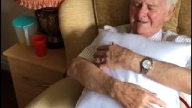 Ken abraza su almohada