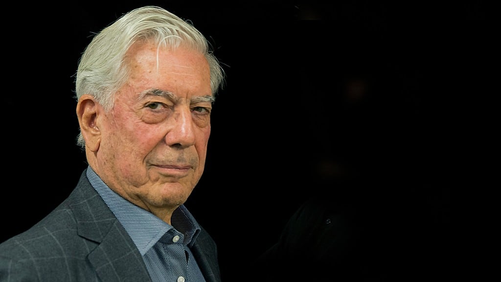 Mario Vargas Llosa es hospitalizado por Covid-19; “evoluciona favorablemente”, informan sus hijos