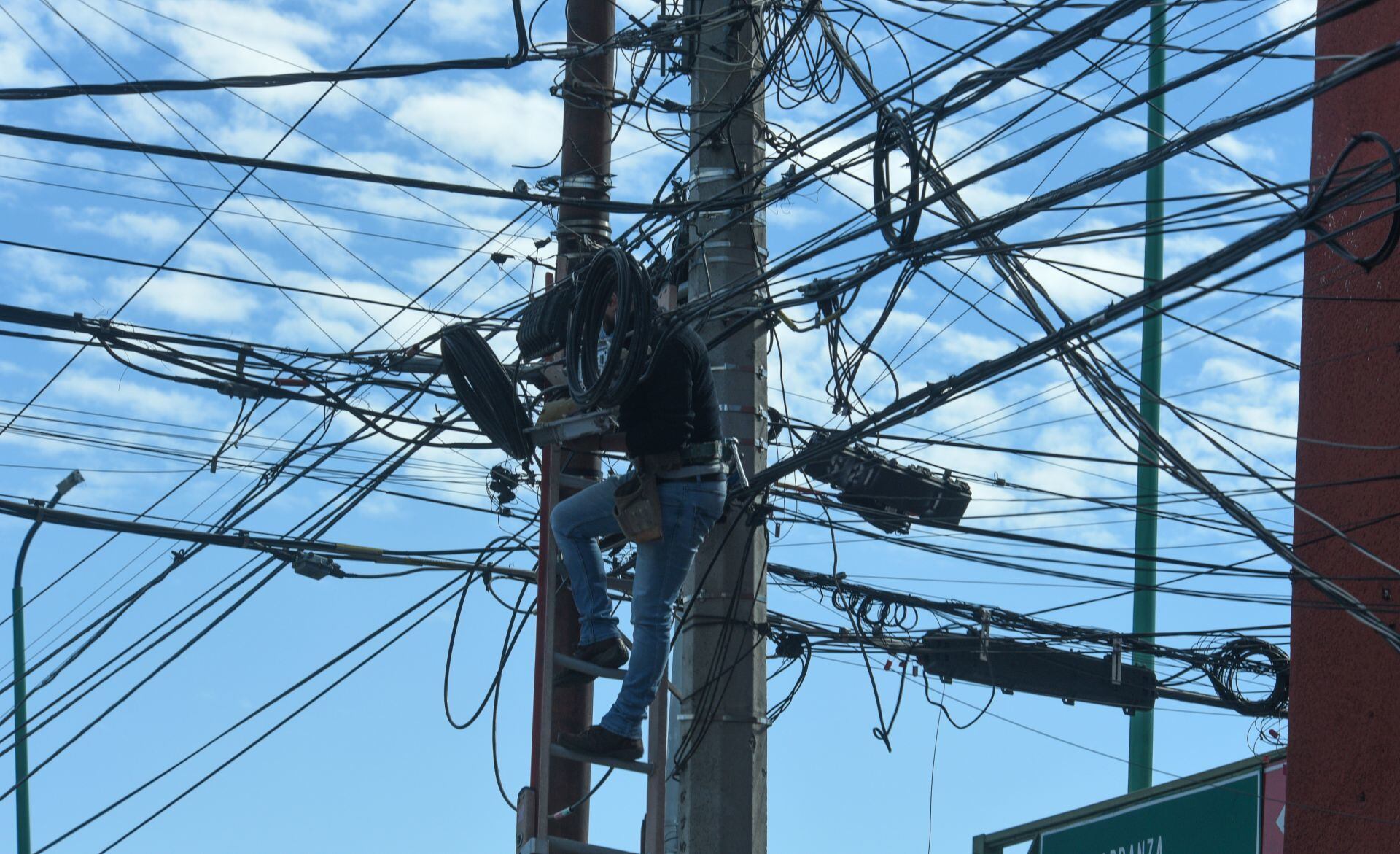Poste con cables