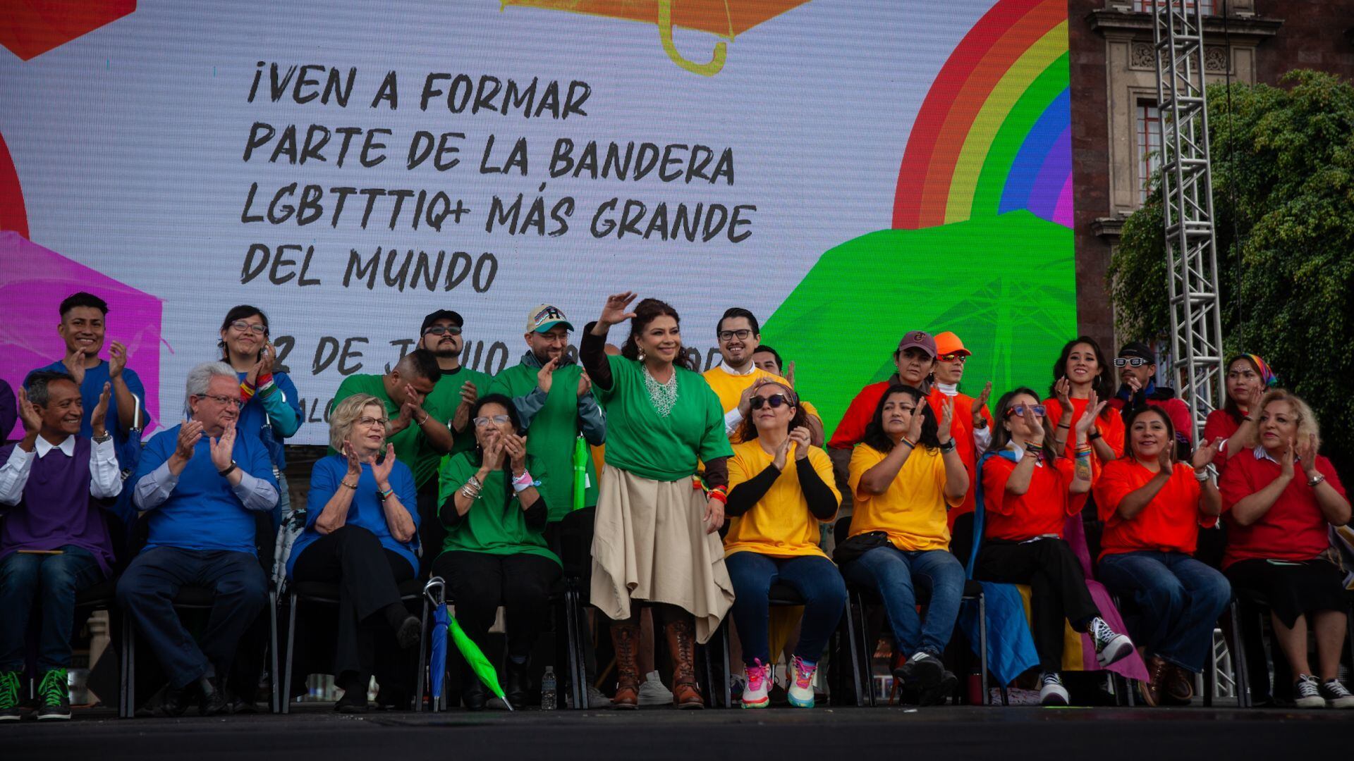 Clara Brugada declara a la CDMX como ciudad pacifista al ondear la bandera LGBT más grande del mundo