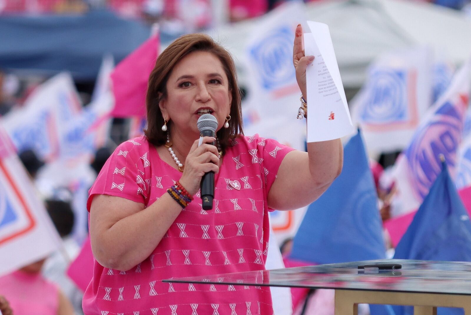 Una emblemática Xóchitl Gálvez firmó con sangre un pacto sobre los programas sociales