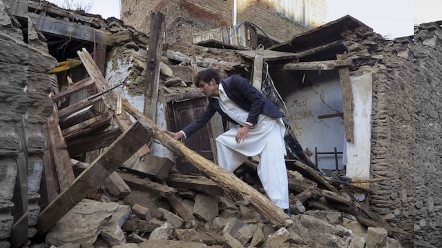 258 personas fallecieron en Pakistán y 115 en Afganistán, tres de las cuales fallecieron en el lado indio de la disputada región de Cachemira.
 