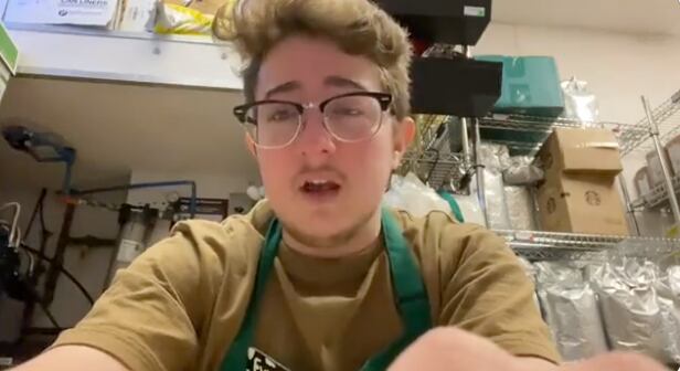 Trabajador de Starbucks rompe en llanto