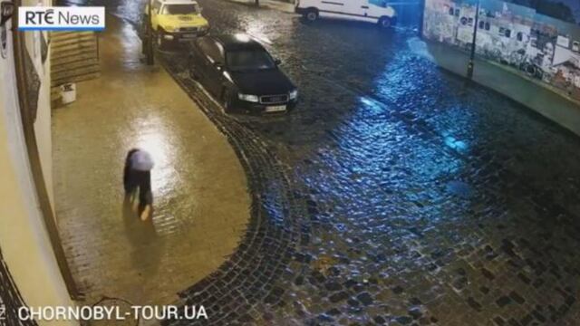Mujer en calle congelada