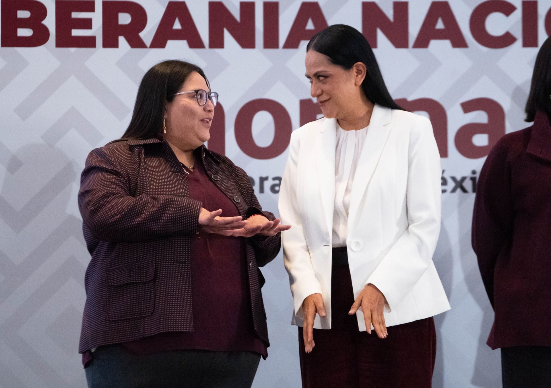 Citlalli Hernández Mora, presidenta de la Comisión Nacional de Elecciones de Morena, y Ariadna Montiel Reyes, presidenta de Morena