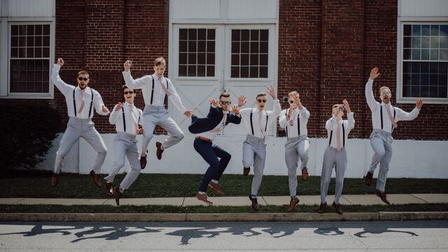 Invitó a sus ex a tomarse la foto de bodas con su esposo