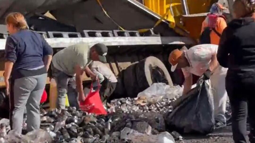 Accidente de tráiler con cerveza en Ecatepec termina en rapiña