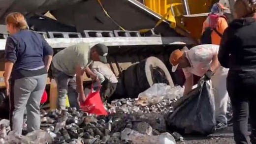 Accidente de tráiler con cerveza en Ecatepec termina en rapiña