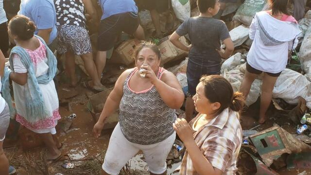 Rapiña a trailer de cerveza volcado en Campeche.
