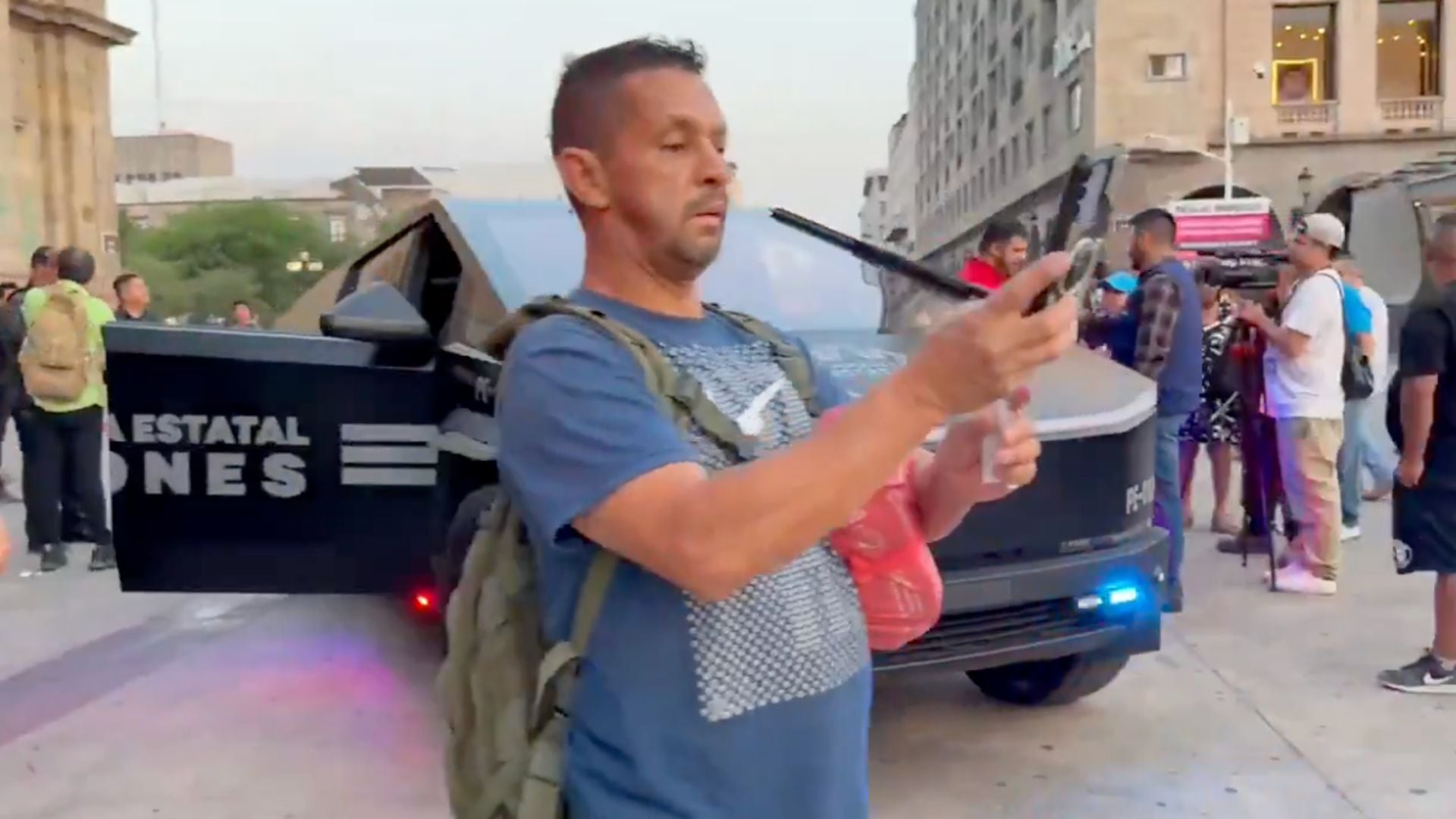 Tapatíos se toman selfies con Patrullas Cybertruck