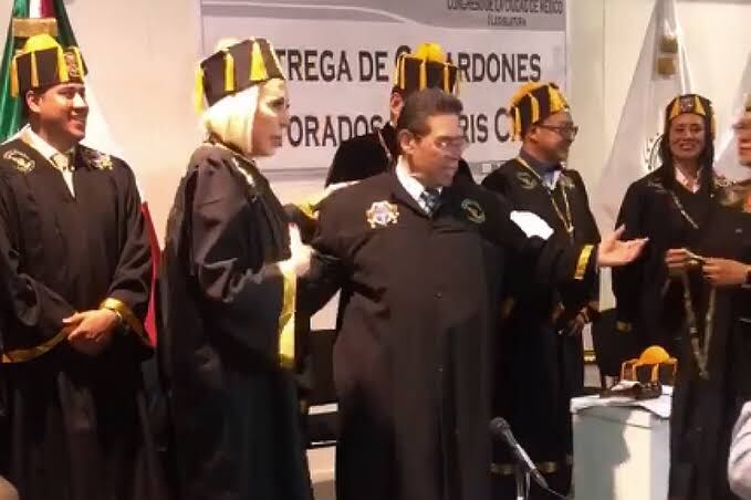 Para colmo, otros galardonados se tomaron fotos con Laura Bozzo