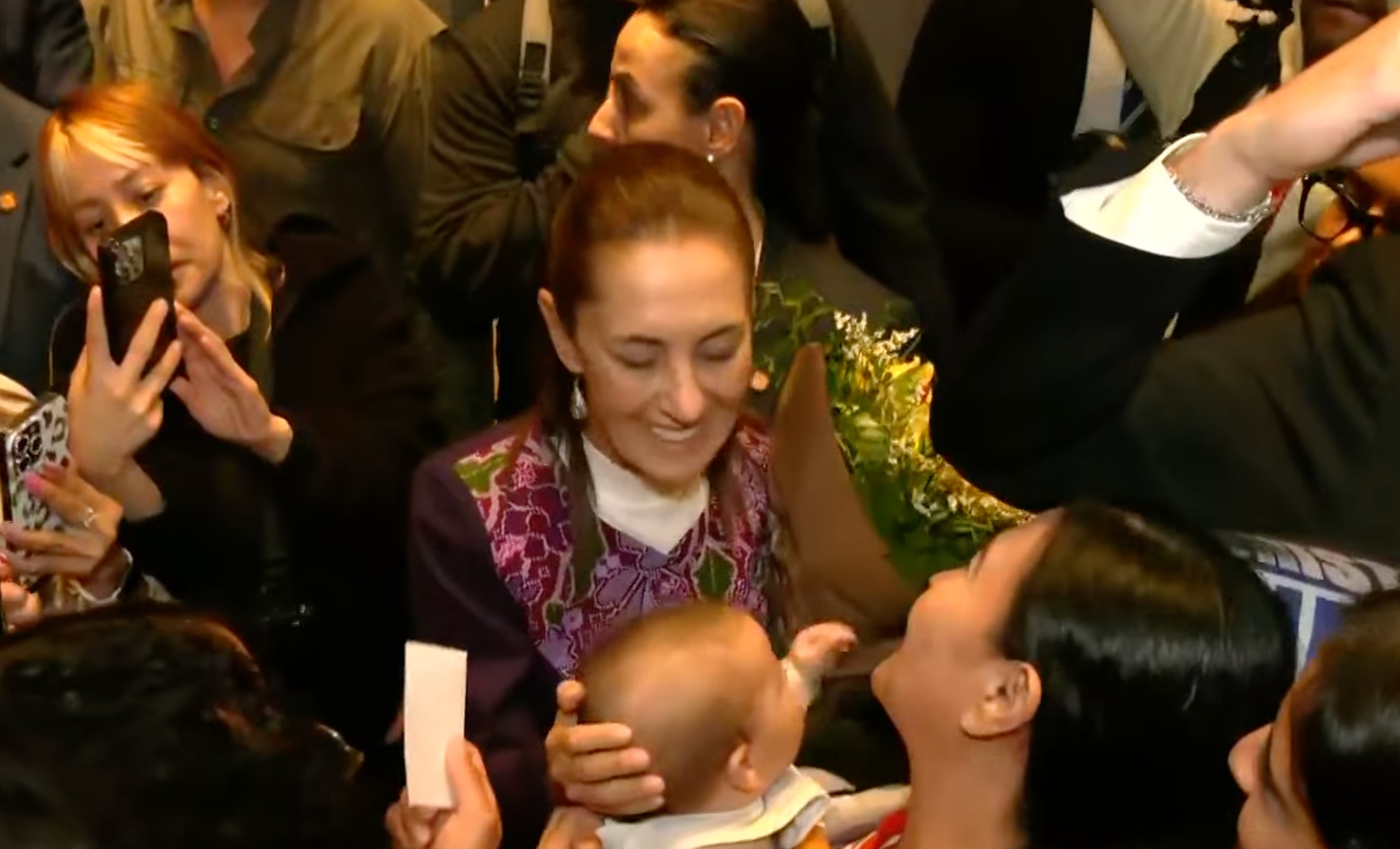 Claudia Sheinbaum llega a Barcelona y simpatizantes la reciben en su hotel